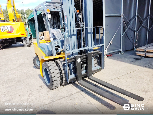 Liberia - 1 Unit CHL CPCD30 Forklift