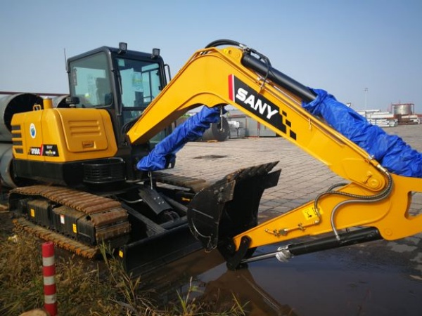 Dust Is Your Excavator Engine's Worst Summer Enemy