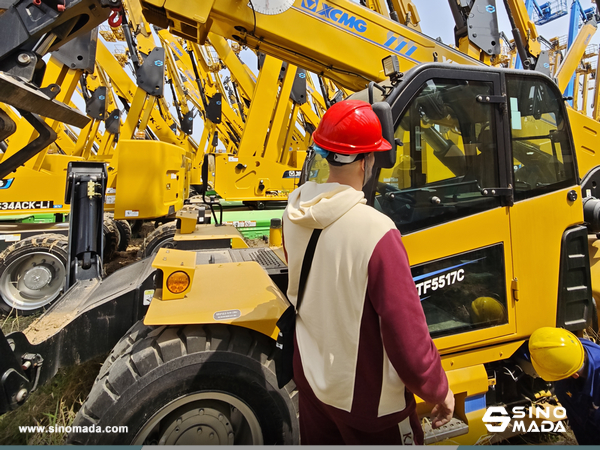 Russia Customer Visited XCMG Factory